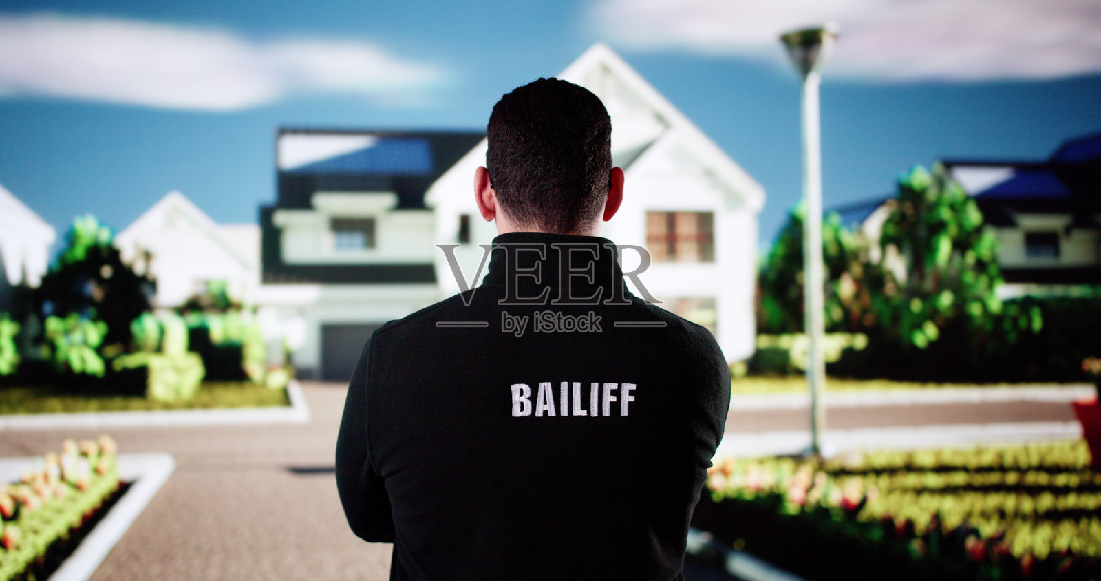 西班牙裔法警站在房屋入口前照片摄影图片