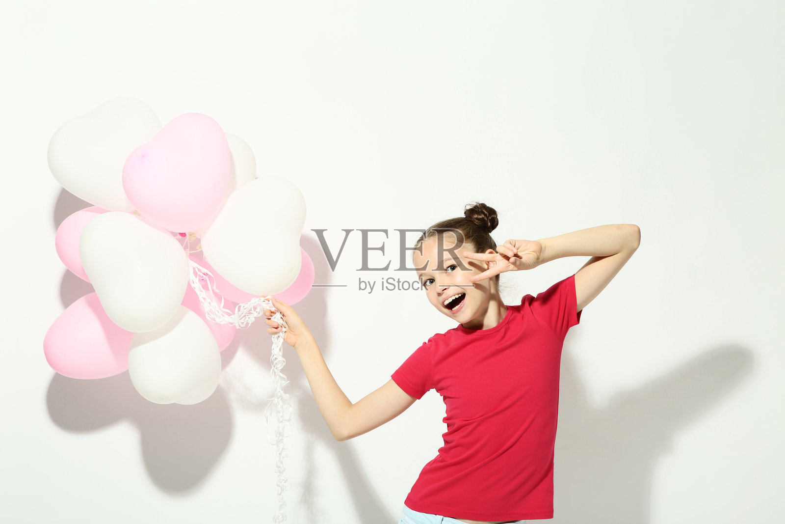 美丽的年轻女孩与气球在白色背景上照片摄影图片