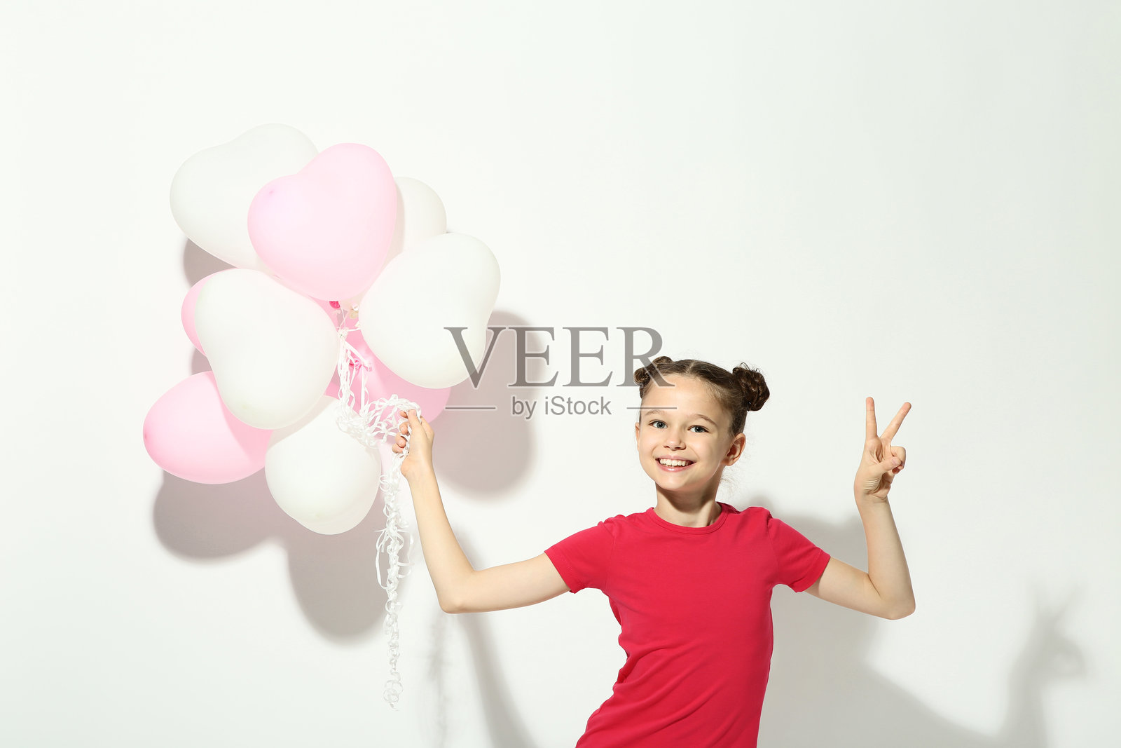 美丽的年轻女孩与气球在白色背景上照片摄影图片