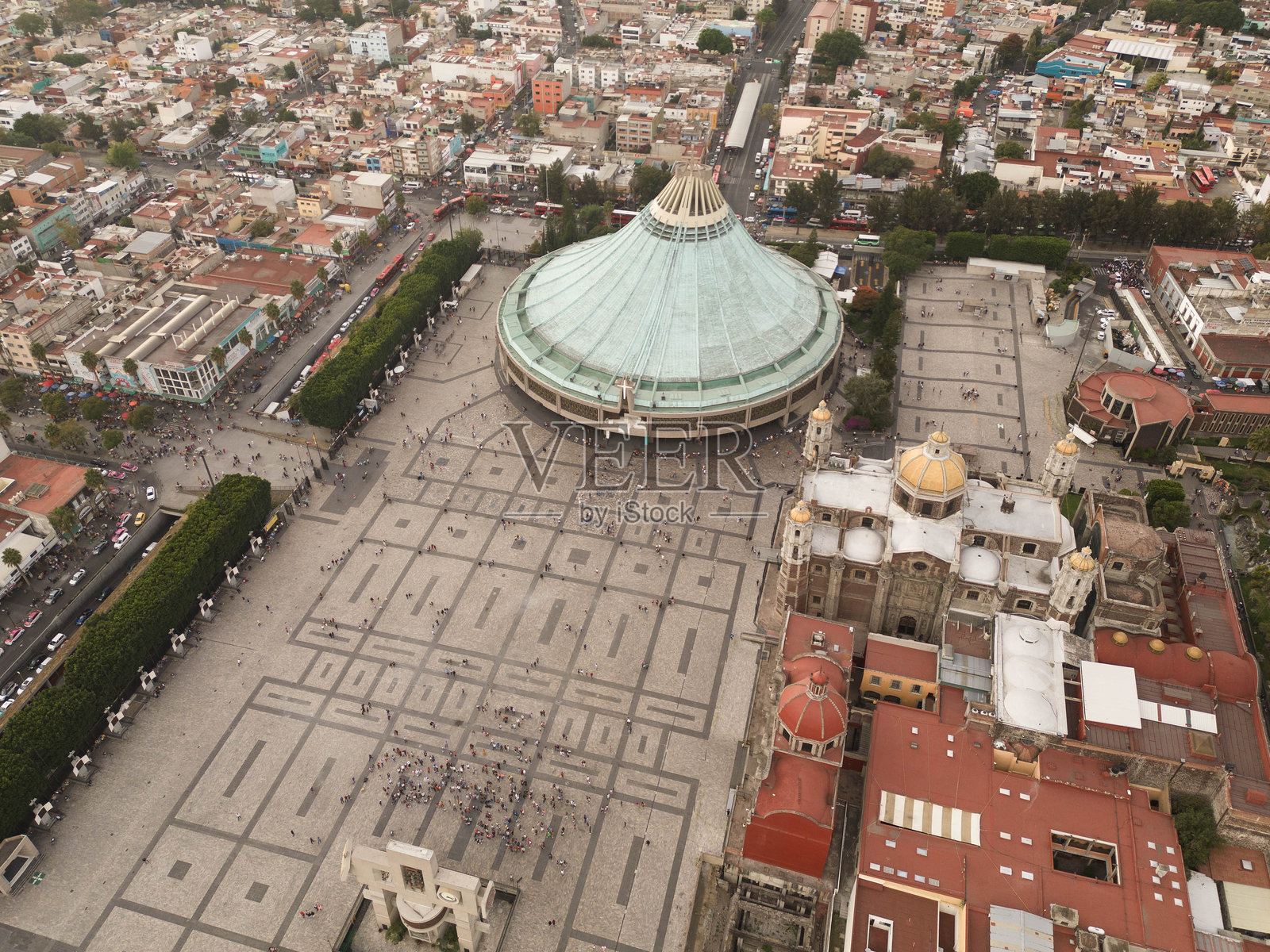 从空中拍摄的瓜达卢佩大教堂照片,墨西哥城。照片摄影图片