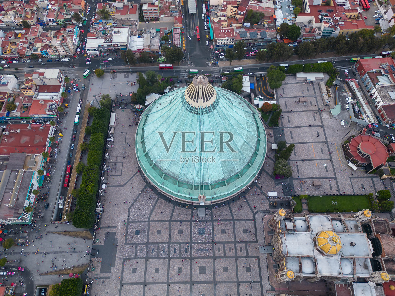 从空中拍摄的瓜达卢佩大教堂照片,墨西哥城。照片摄影图片