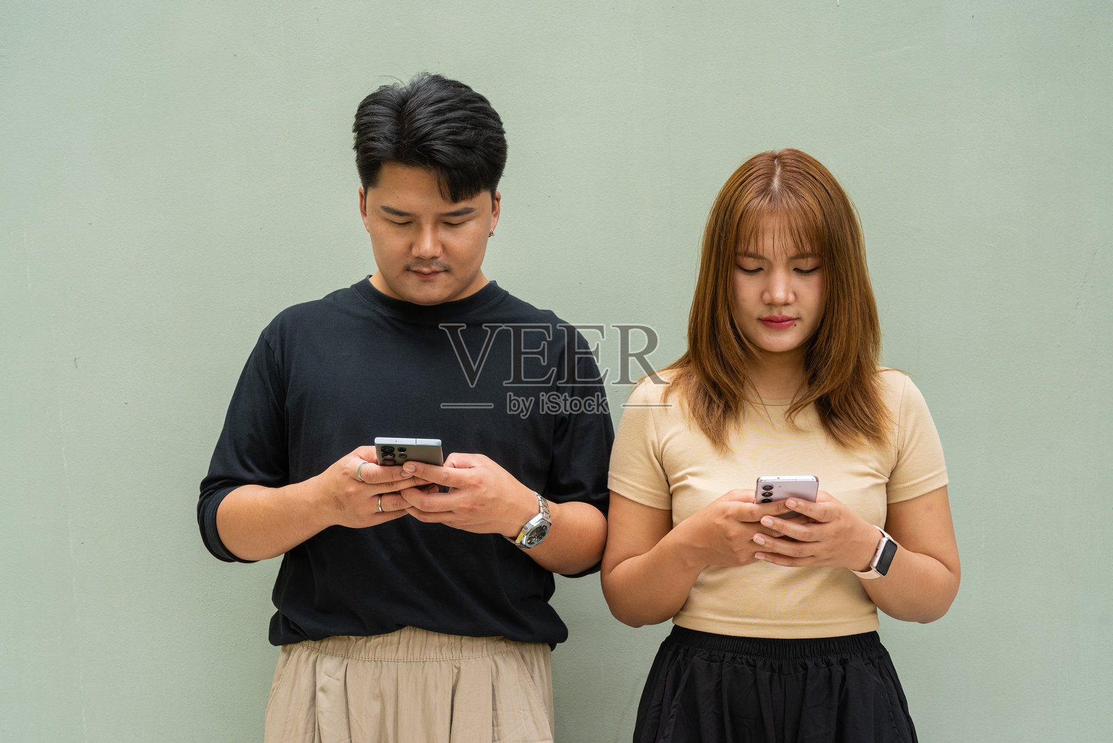 年轻亚洲情侣的肖像照片摄影图片