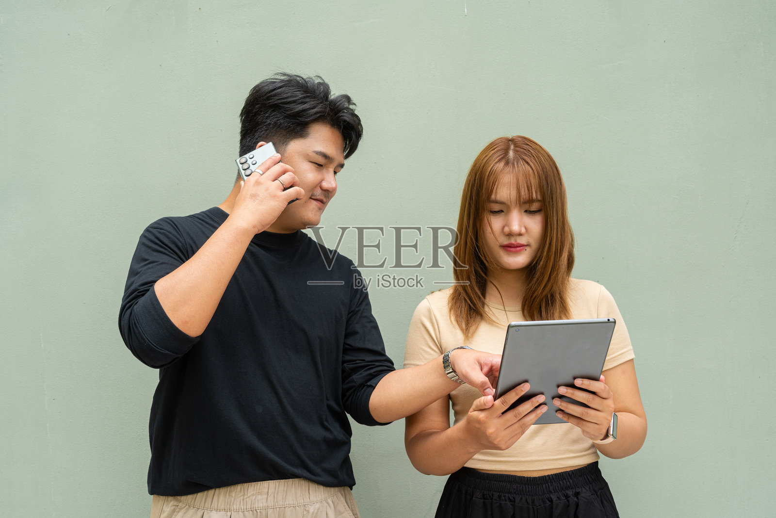 年轻亚洲情侣的肖像照片摄影图片