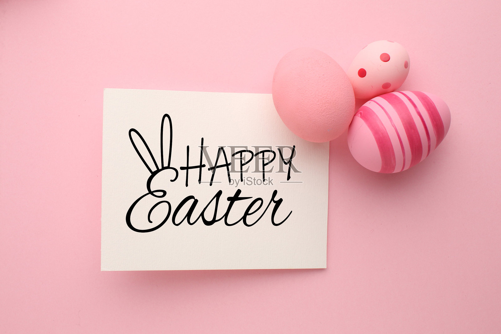 复活节组合。复活节彩蛋、花朵、空白纸张在柔和背景上。平铺,俯视,留白空间。照片摄影图片