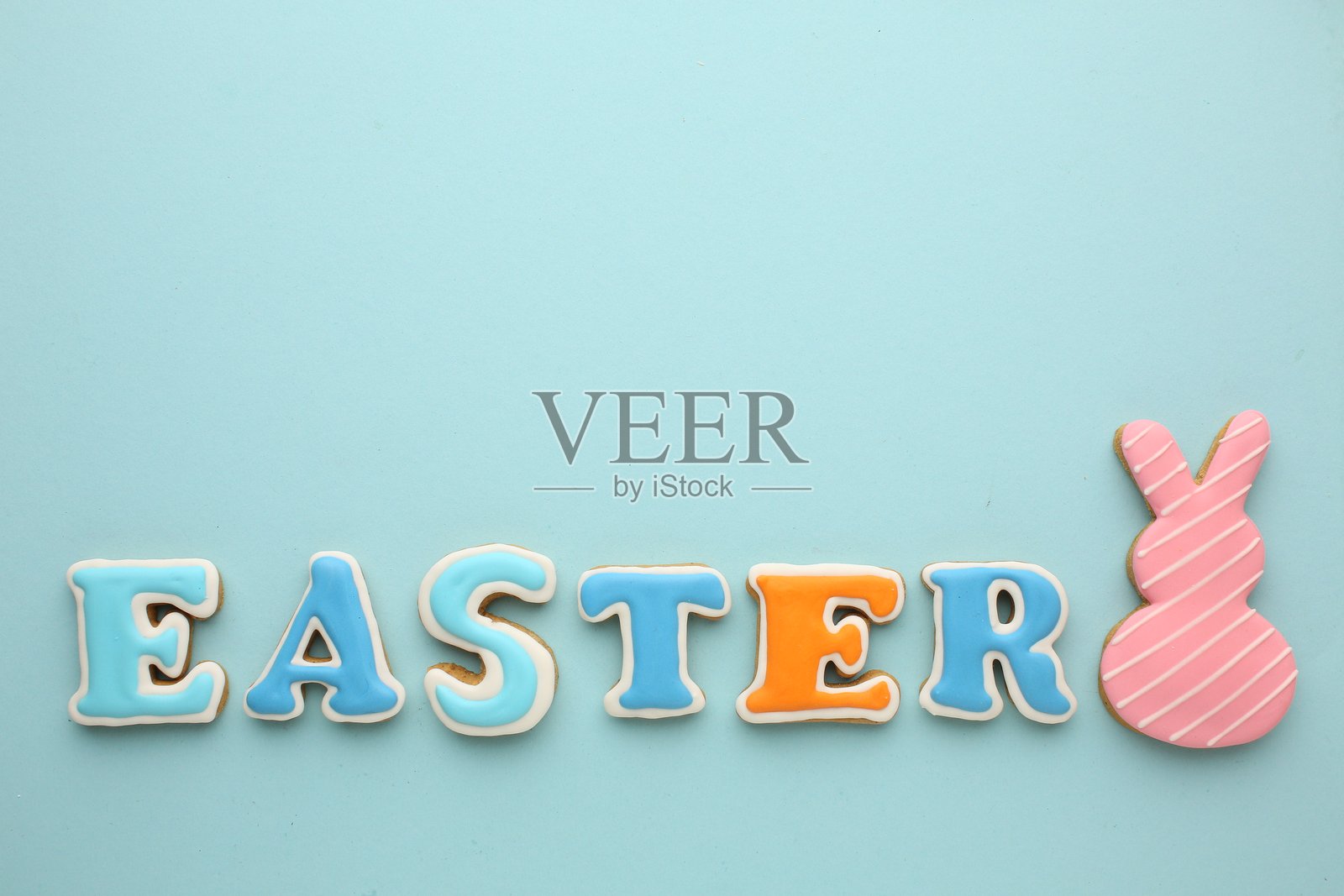 复活节饼干模具,采用柔和的色彩。复活节彩蛋、兔子和小鸡。快乐的复活节概念。极简风格。留有文字空间。复活节烘焙背景中的美食。照片摄影图片