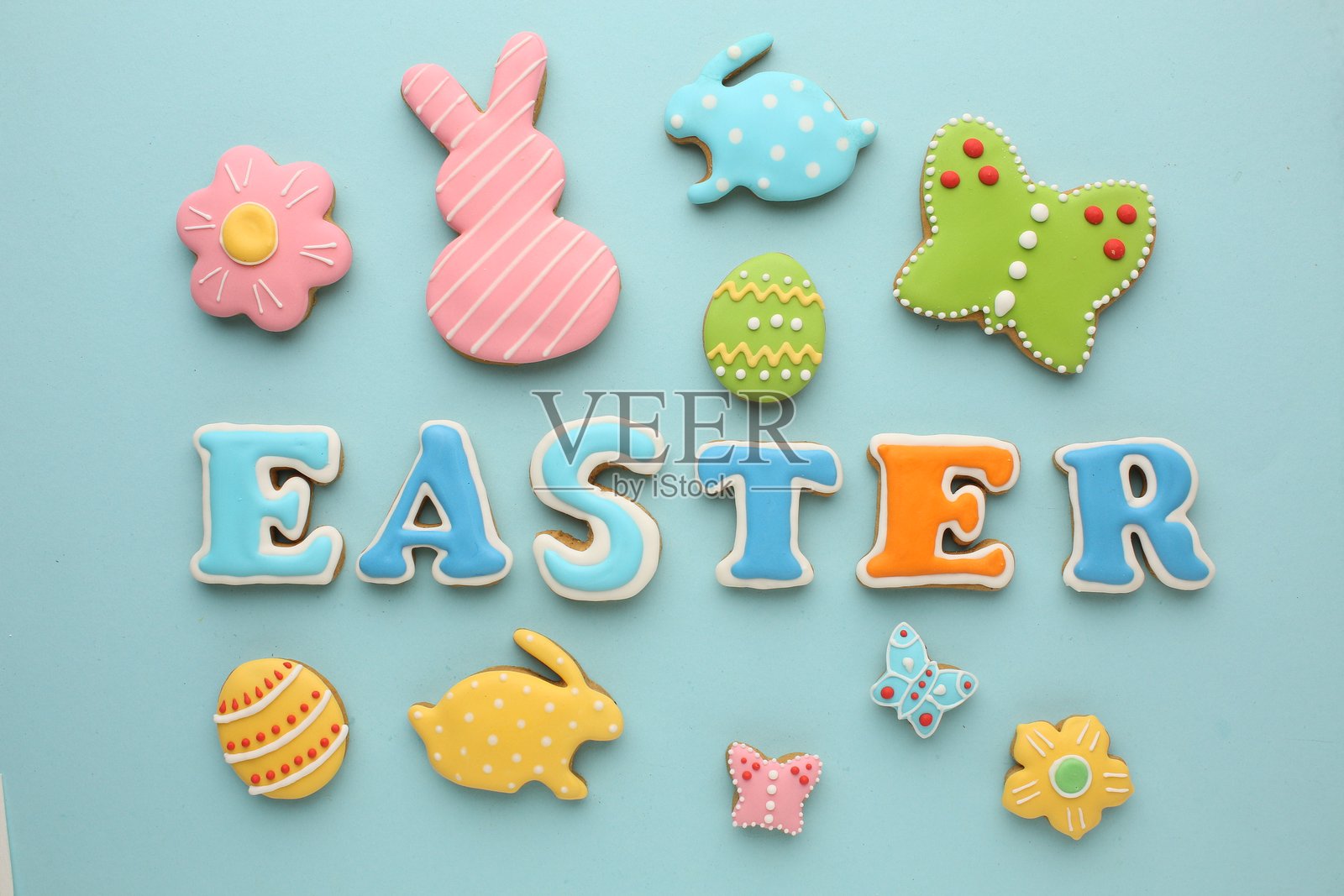 复活节饼干模具,采用柔和的色彩。复活节彩蛋、兔子和小鸡。快乐的复活节概念。极简风格。留有文字空间。复活节烘焙背景中的美食。照片摄影图片