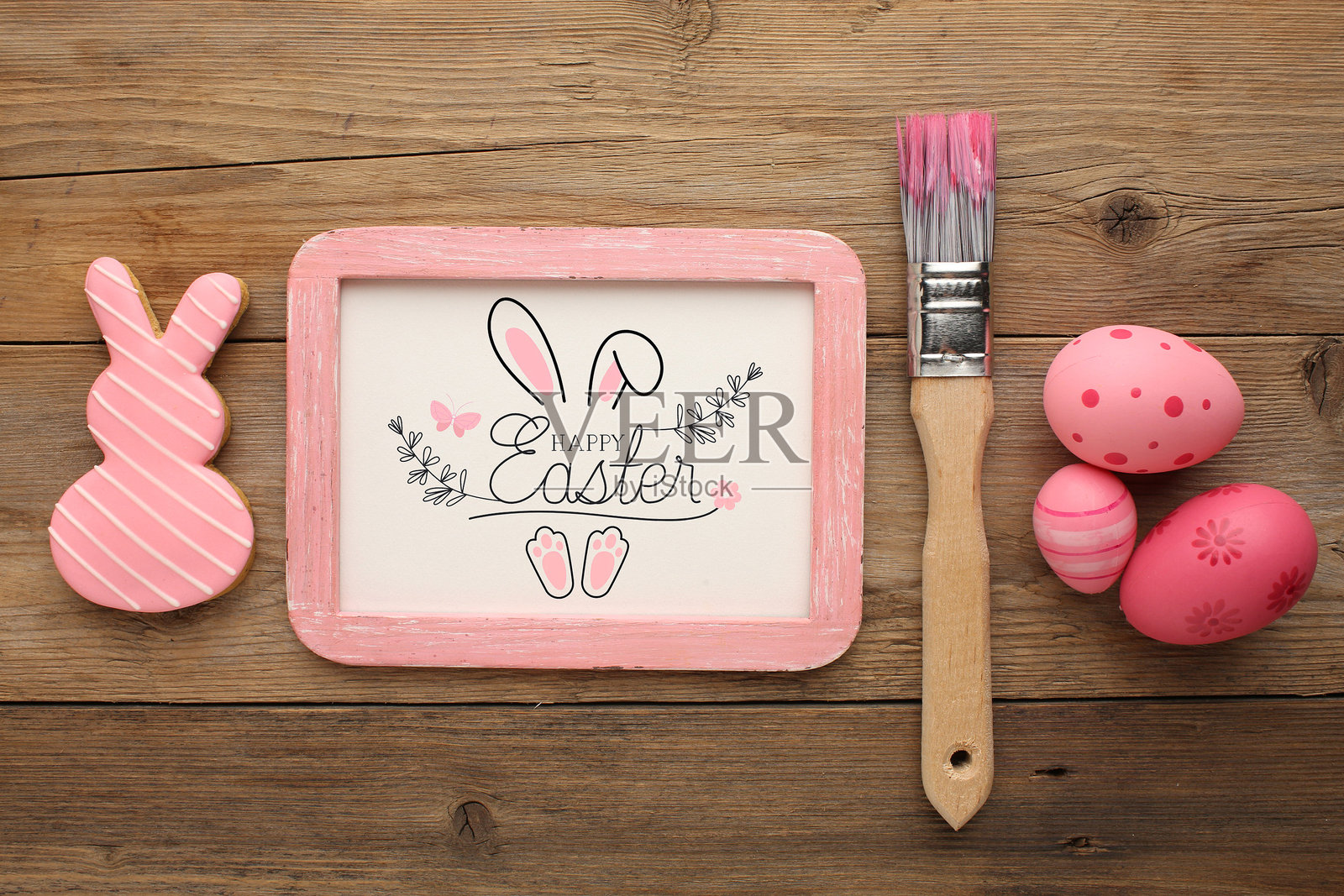 复活节饼干模具,采用柔和的色彩。复活节彩蛋、兔子和小鸡。快乐的复活节概念。简约风格。留有文本空间。复活节烘焙背景中的美食。照片摄影图片