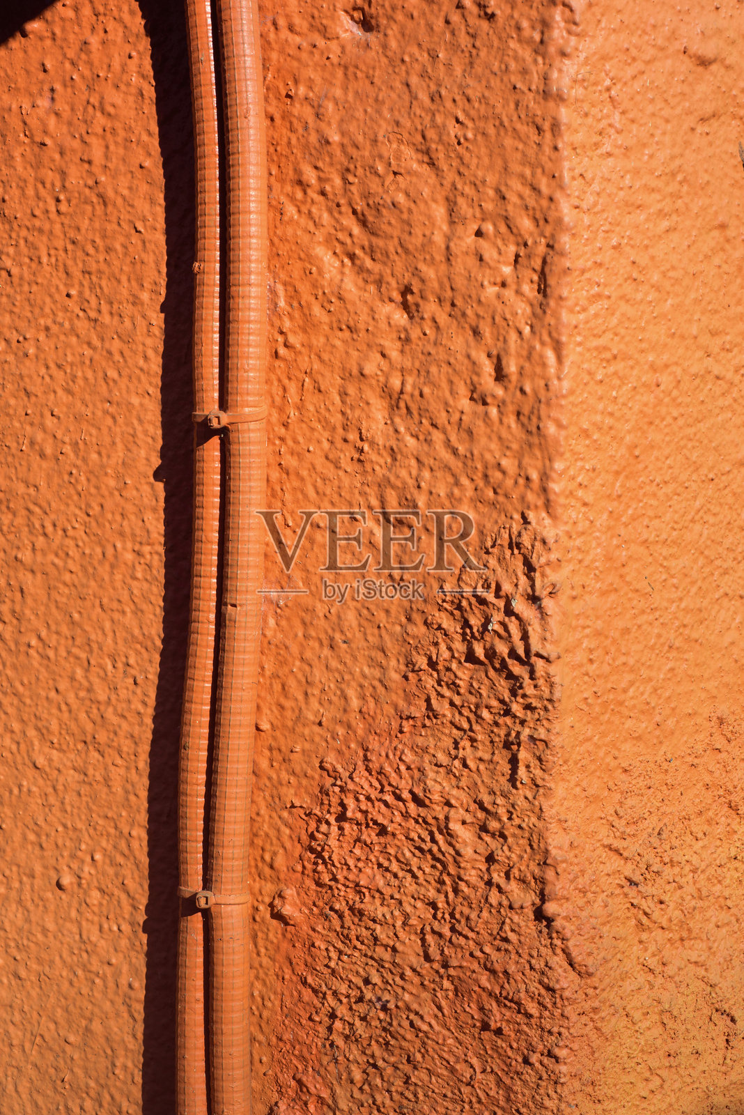 橙色管道在橙色墙壁上照片摄影图片