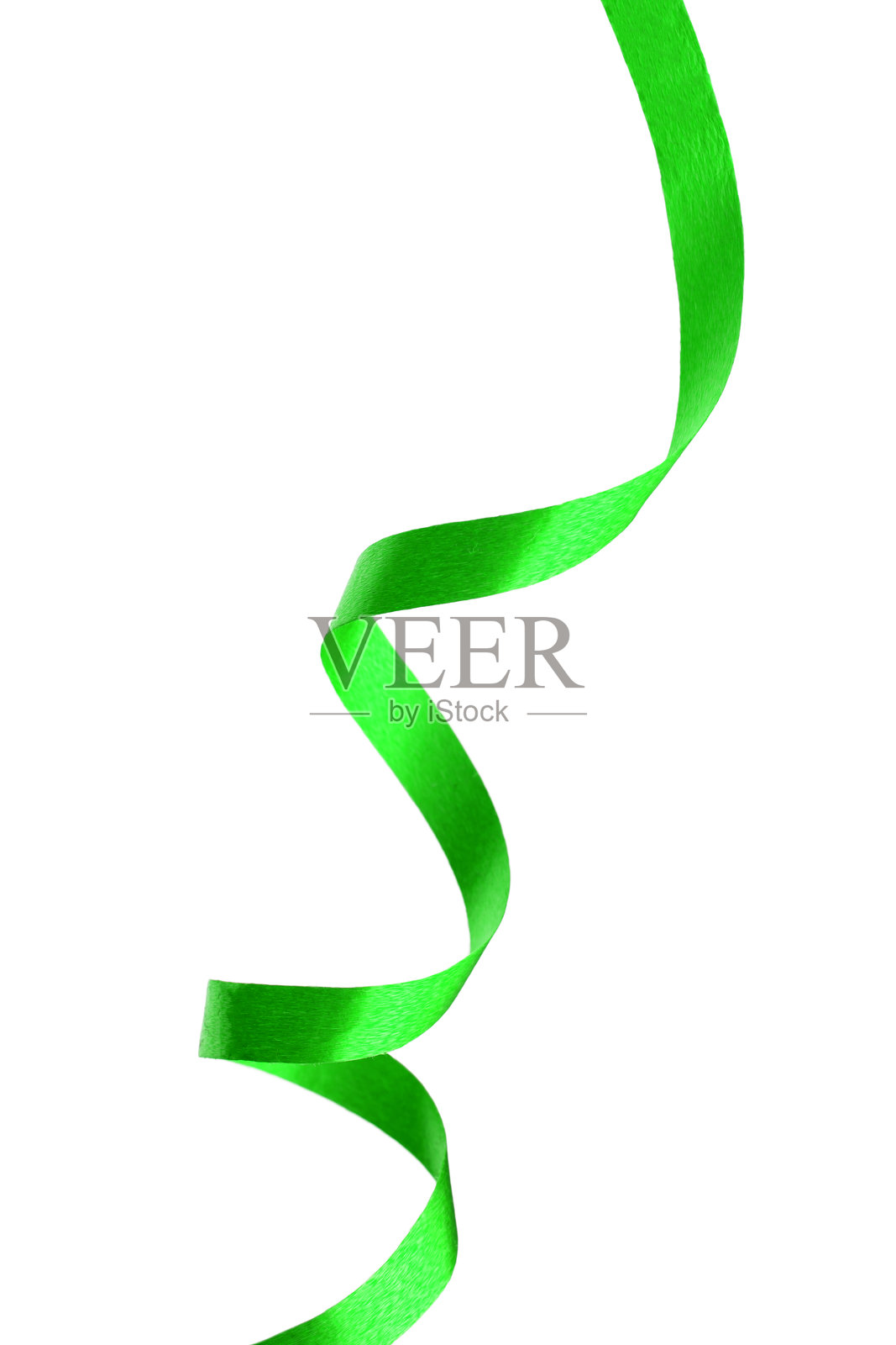 粉色缎带,扭曲在桌子上,背景为白色照片摄影图片