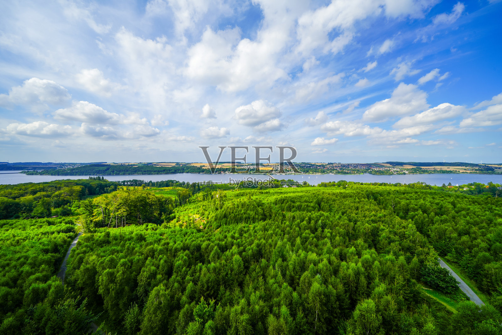 从莫恩湖观景塔俯瞰周围的绿色景观。莫恩湖的自然风光。照片摄影图片