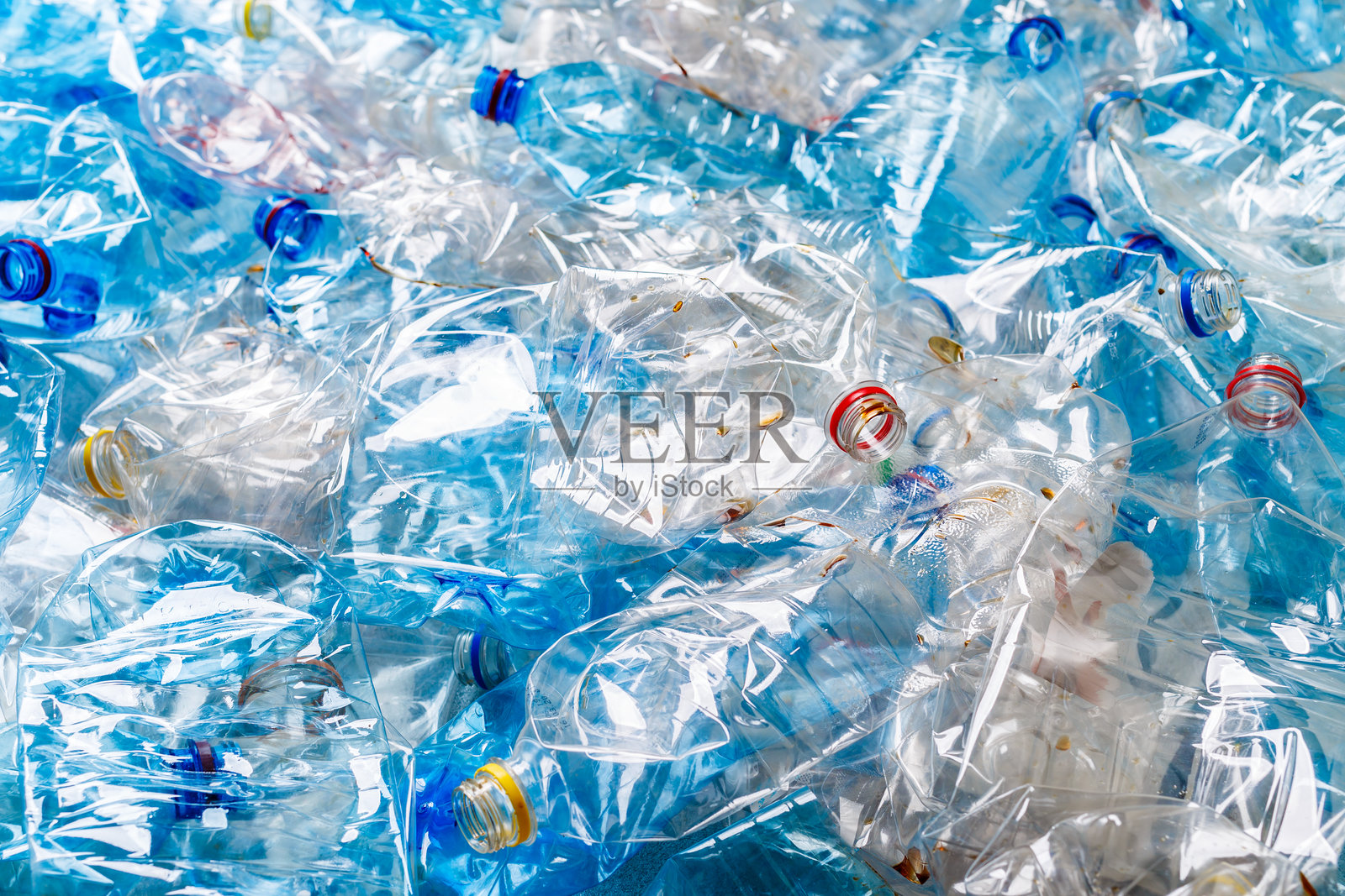 塑料瓶。回收利用以保护环境的概念。背景是许多使用过的空PET瓶。照片摄影图片