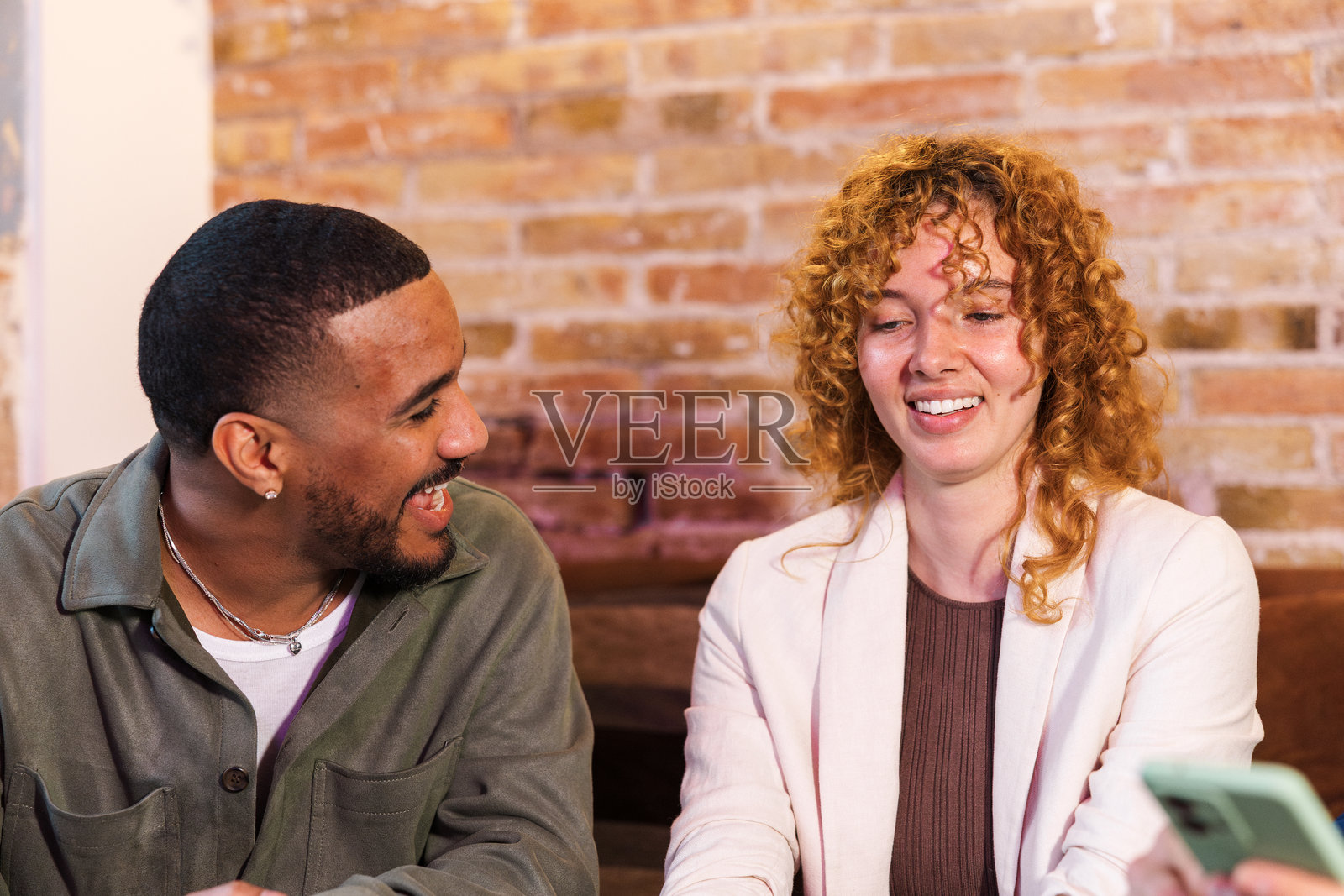 多元文化团队在现代办公室共同合作项目照片摄影图片