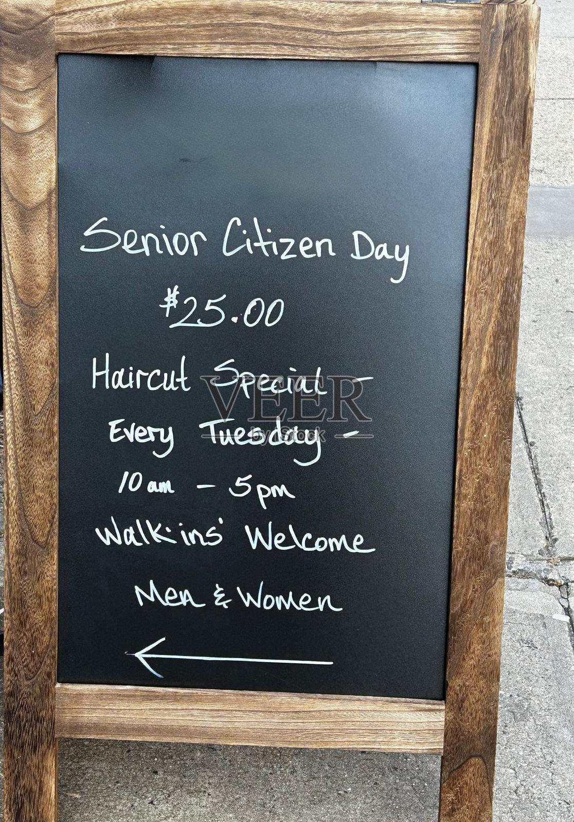 黑板招牌广告理发服务照片摄影图片