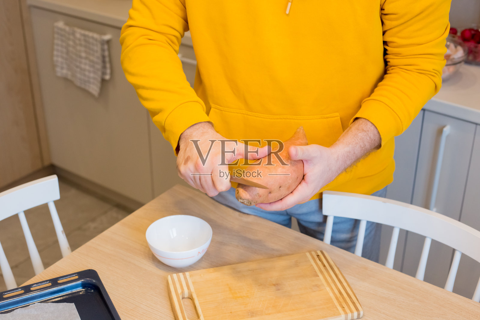男子在厨房准备红薯薯条照片摄影图片