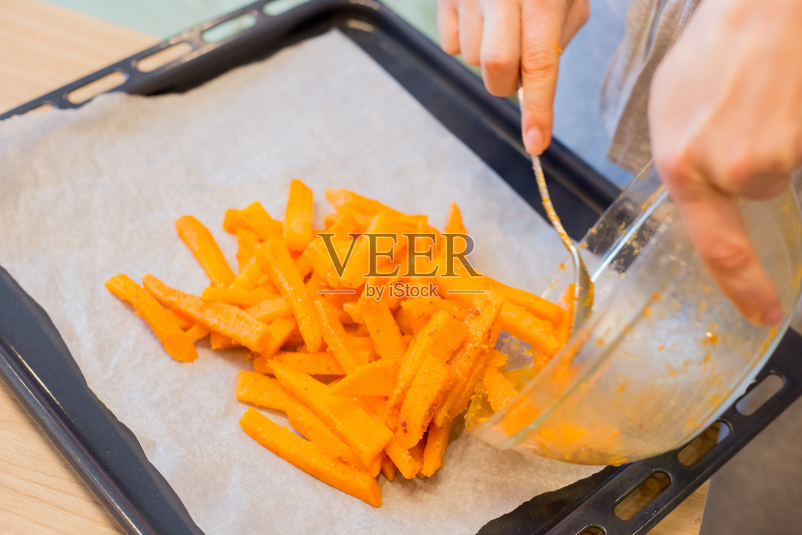 男子在厨房准备红薯薯条照片摄影图片