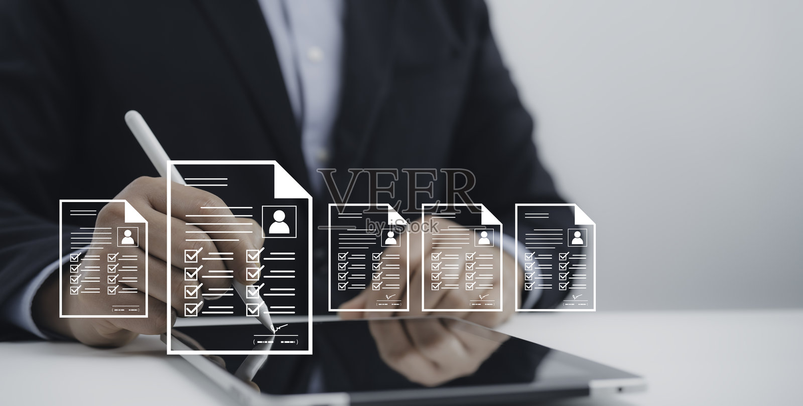 商人使用平板电脑进行在线文档管理。数字文档和表单概念,带有检查列表图标。照片摄影图片