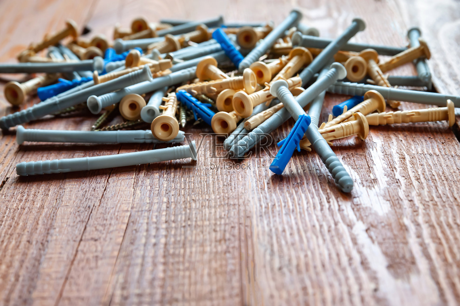 木质背景上的螺丝和塑料膨胀管照片摄影图片
