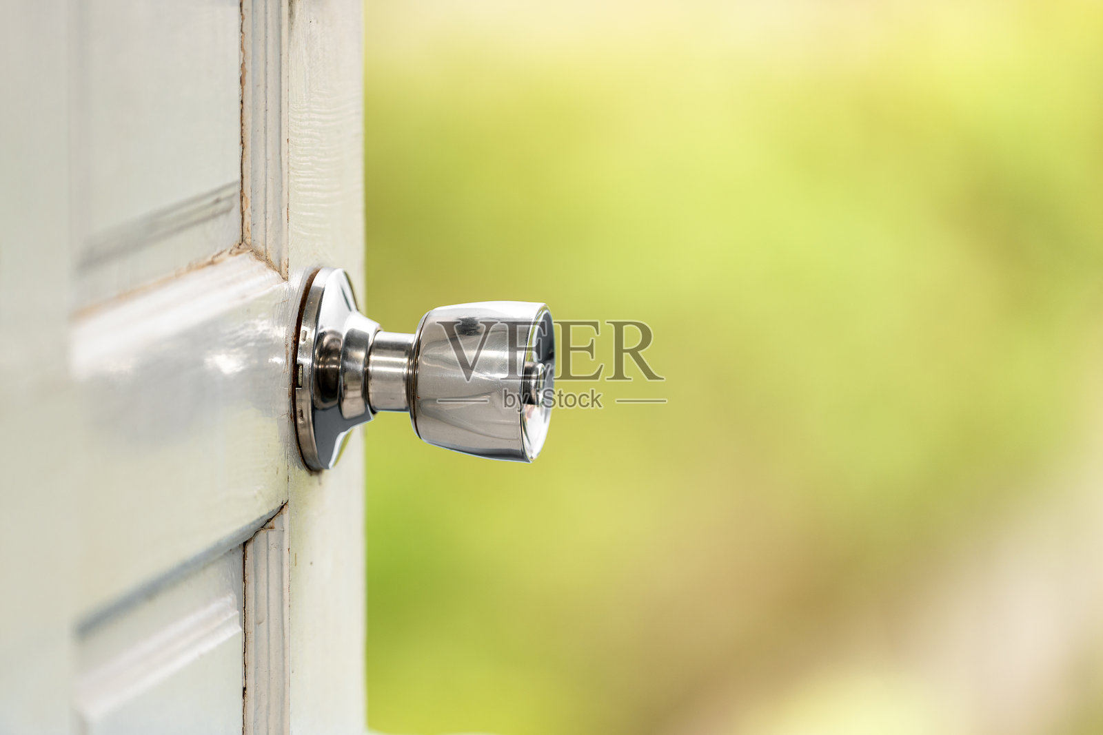 带锁系统的不锈钢门把手。安全与保护的概念。照片摄影图片