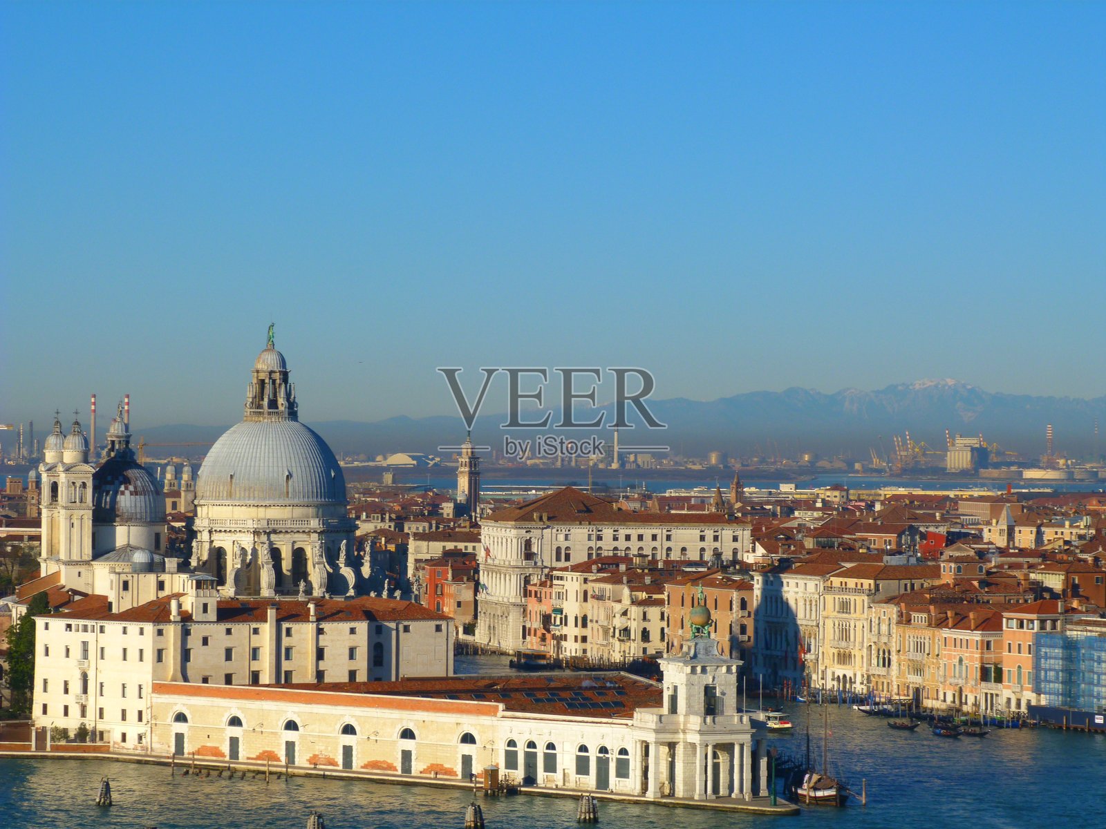 从圣乔治大教堂的钟楼俯瞰威尼斯和多尔索杜罗的尖端照片摄影图片