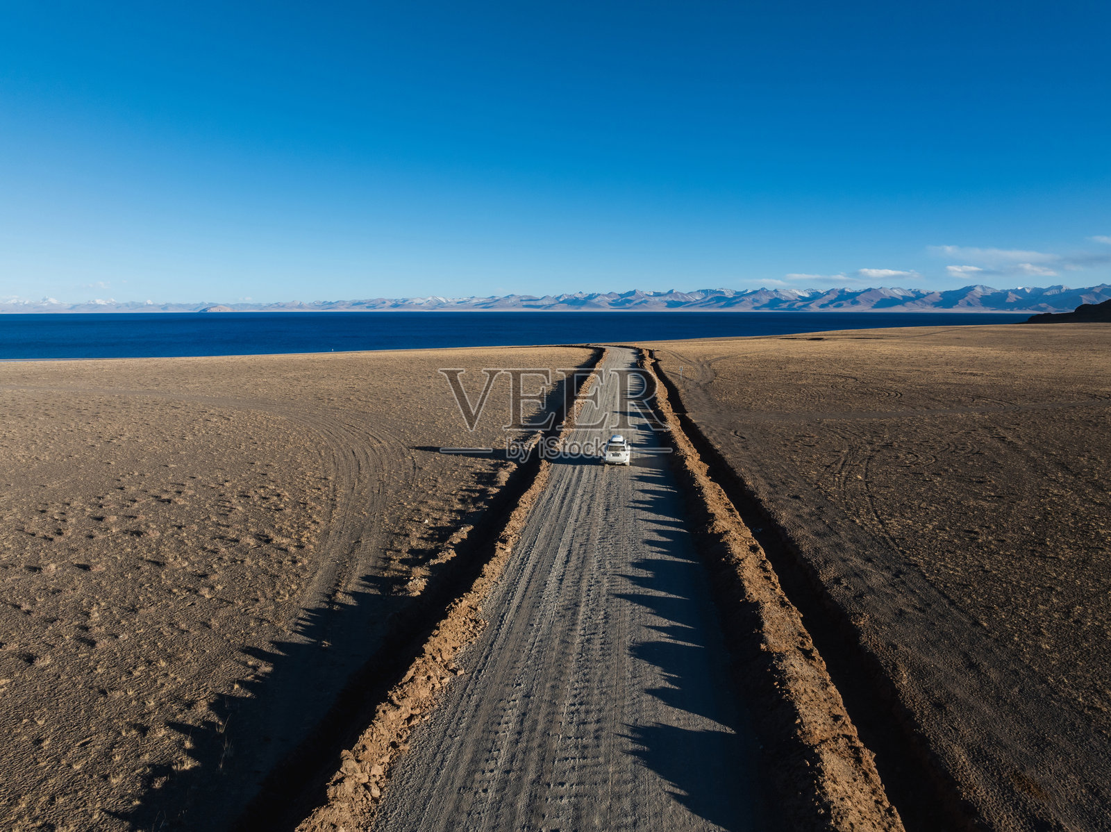 中国西藏偏远地区的越野车在波纹路上行驶的鸟瞰图照片摄影图片