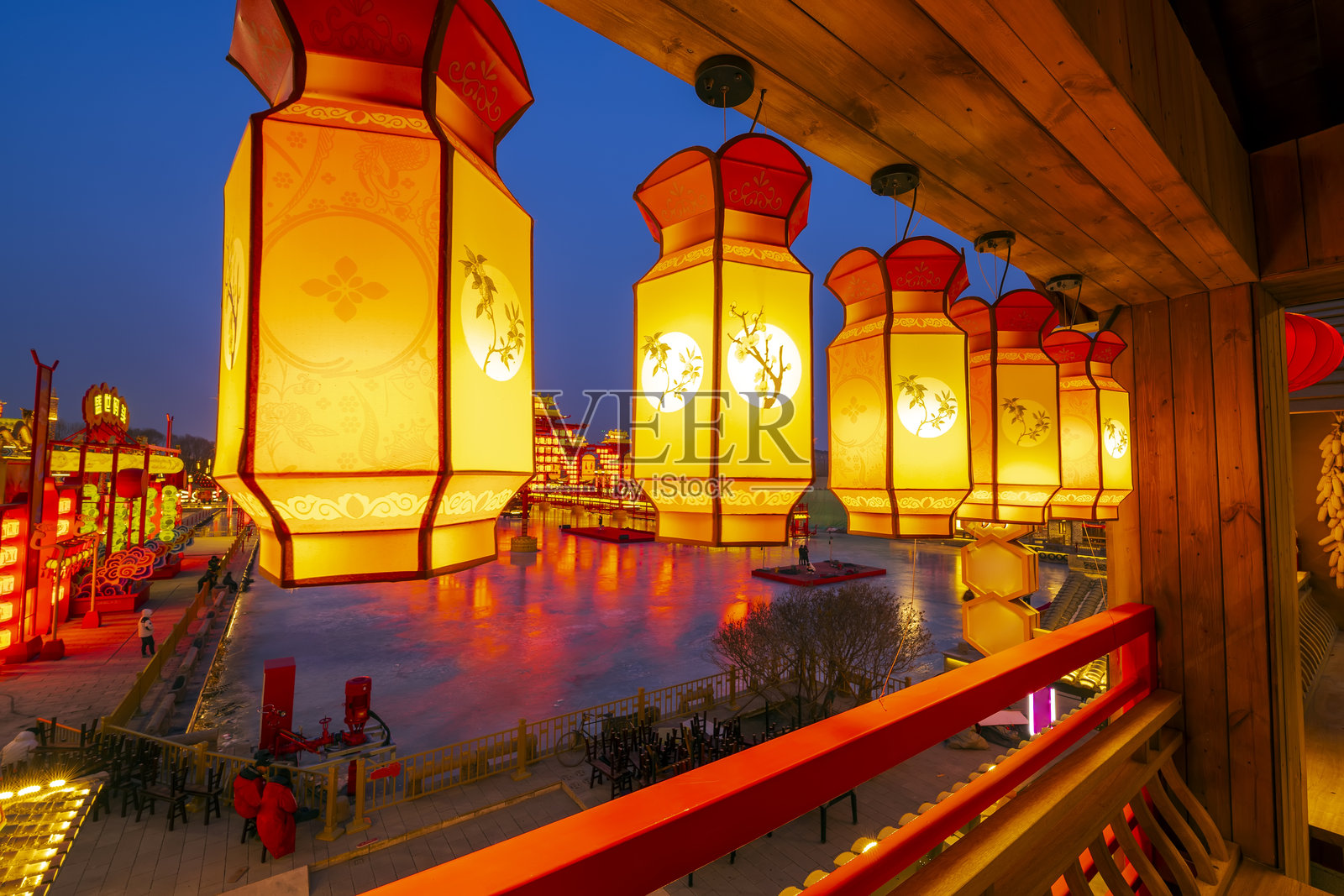 冬季河边的中国灯笼
夜晚的中国节日灯笼照片摄影图片