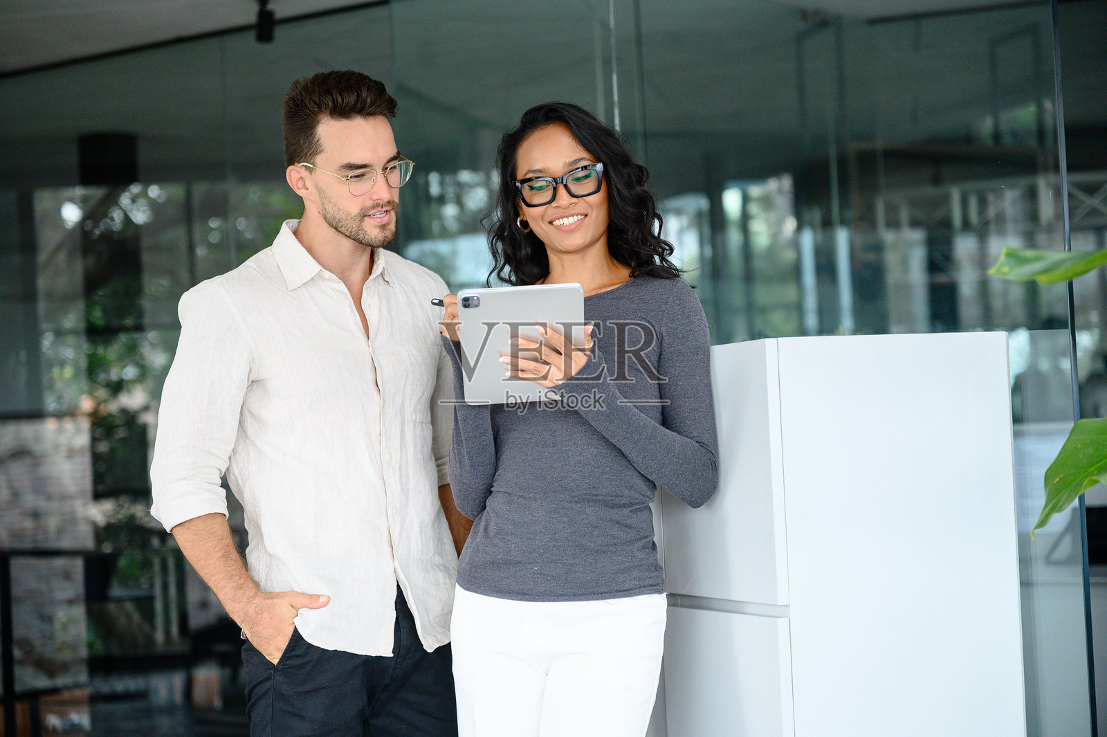 年轻专业人士在明亮现代的工作空间中合作照片摄影图片