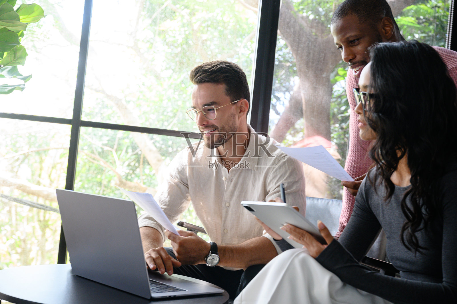 多种族团队在明亮现代的办公室中合作照片摄影图片