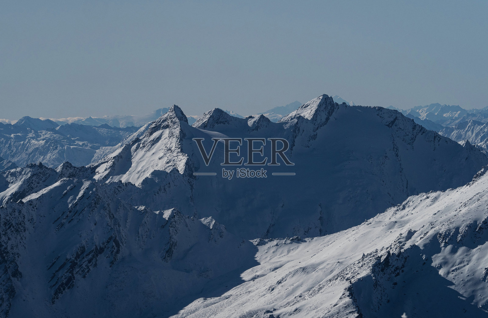 南岛奥塔哥南部的南阿尔卑斯山,白雪覆盖的山峰,鸟瞰全景。照片摄影图片