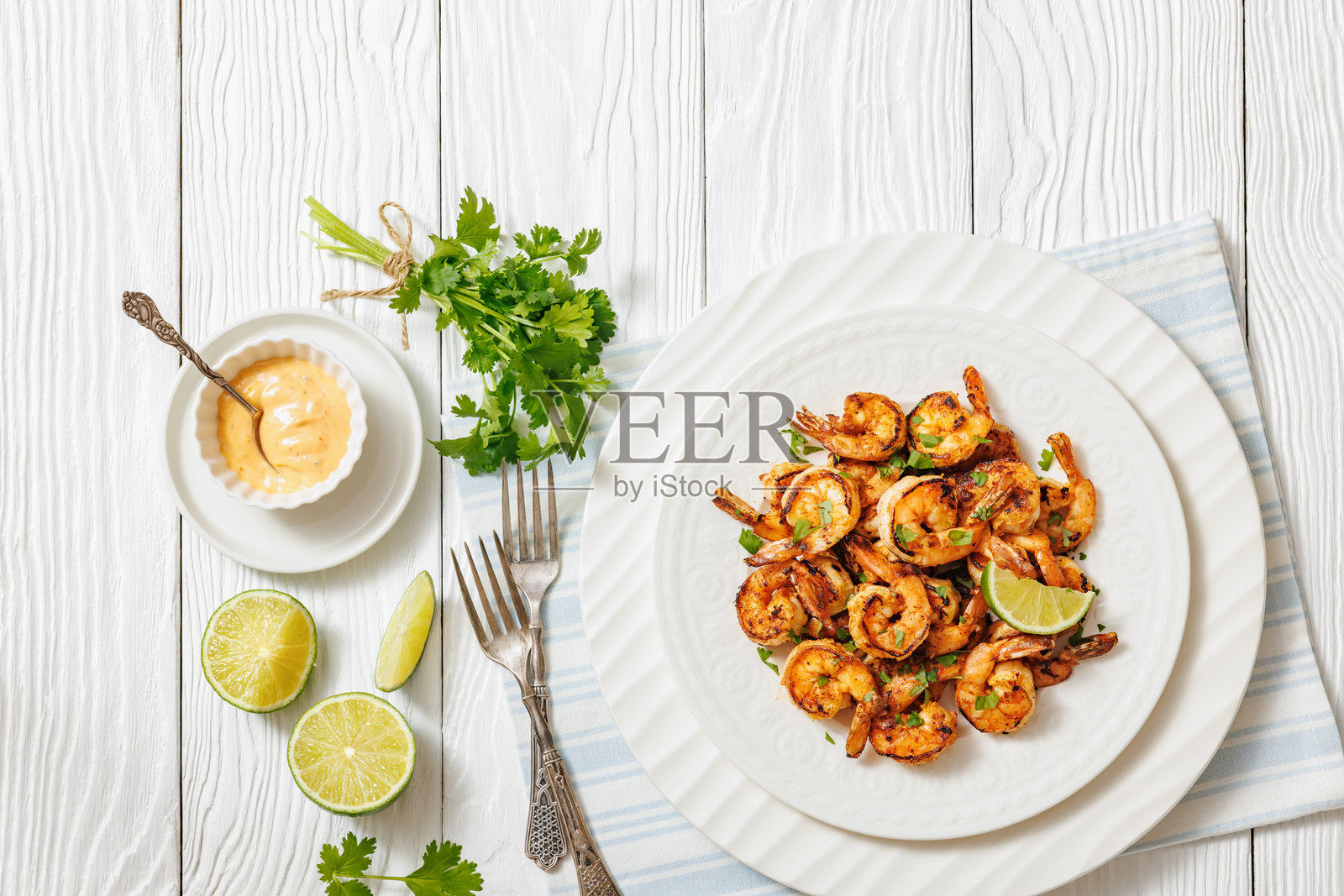 白盘上的烤虾配青柠照片摄影图片