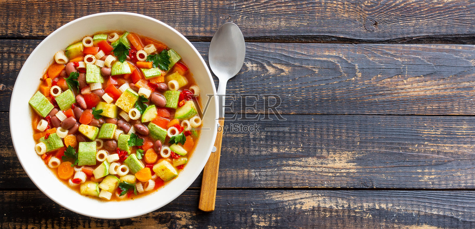 蔬菜杂烩汤。素食。意大利菜。照片摄影图片