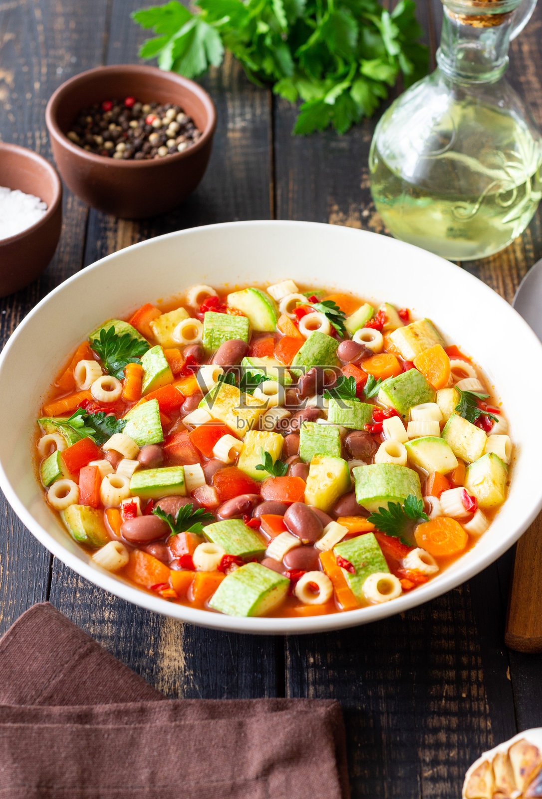 蔬菜米兰汤。素食。意大利菜。照片摄影图片