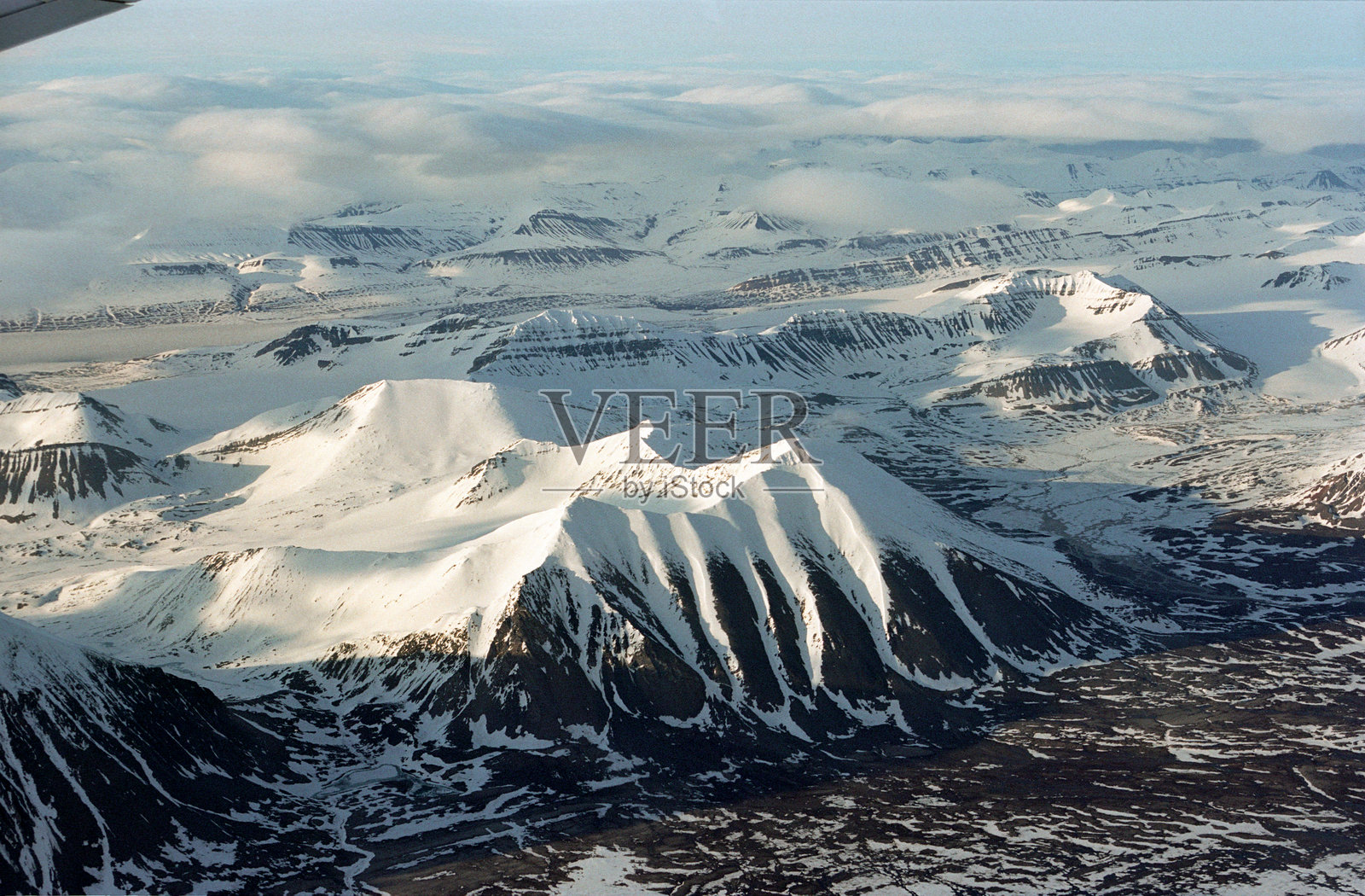 从飞机上俯瞰斯匹茨卑尔根岛照片摄影图片