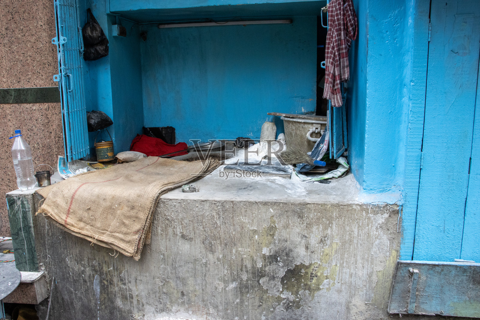 印度西孟加拉邦加尔各答肮脏街道上的传统城市户外烹饪火焰照片摄影图片