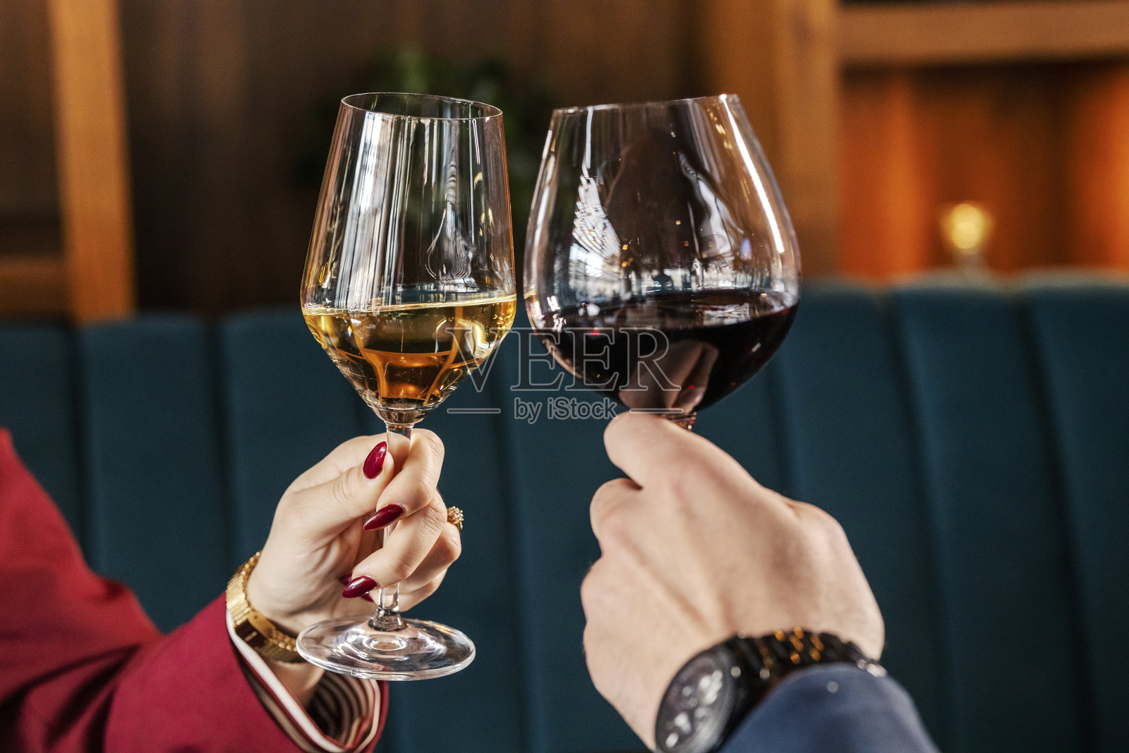 手握酒杯,举杯祝酒的特写镜头。照片摄影图片