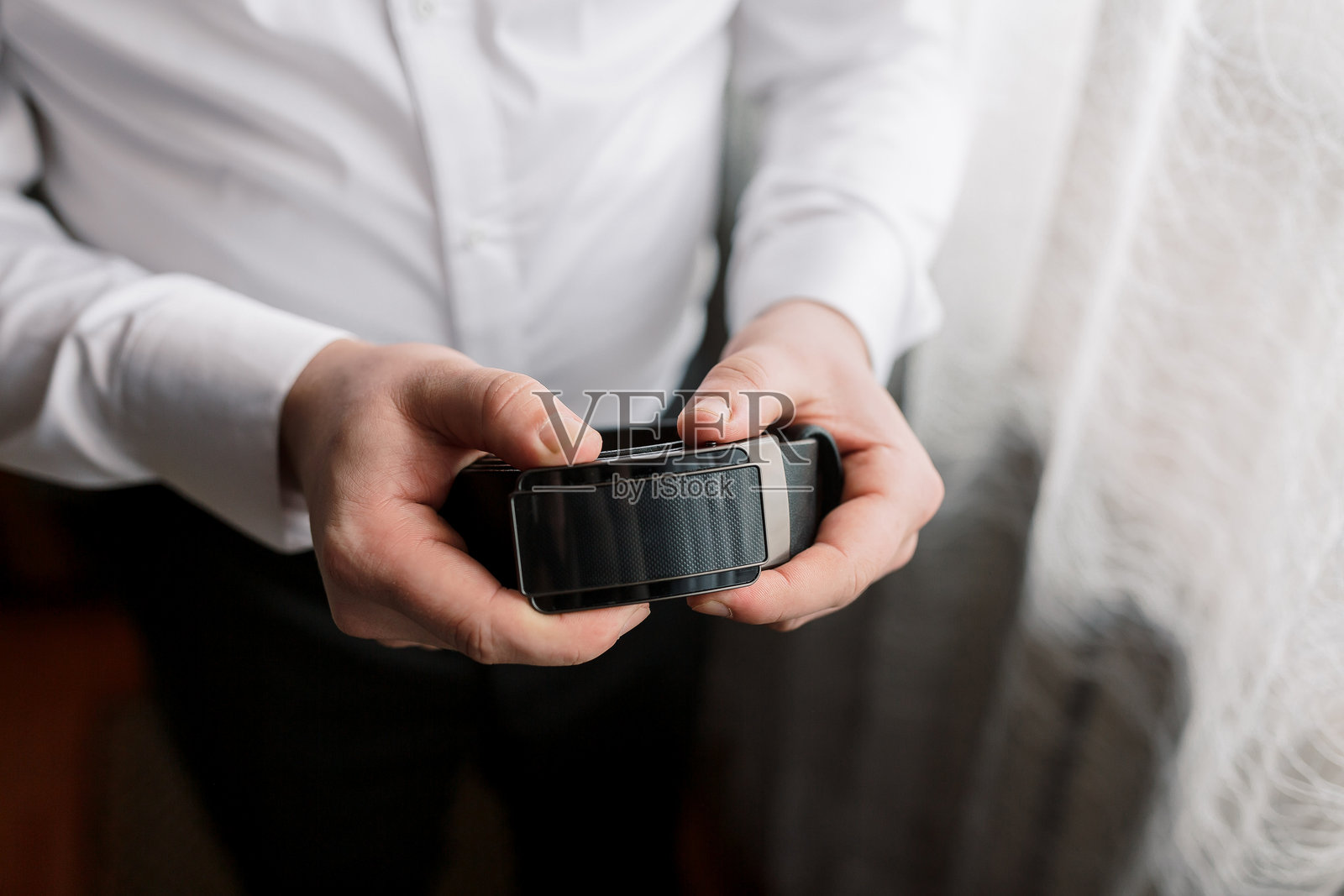 一个男人手里拿着一条皮带照片摄影图片