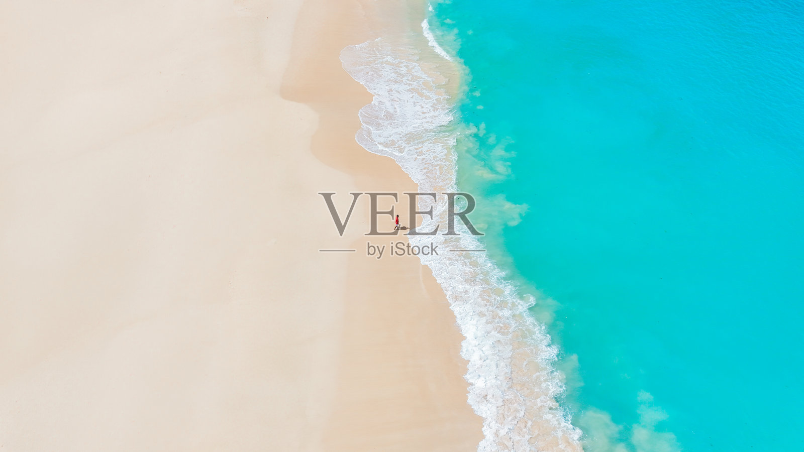 宁静的夏季海景,泡沫蓝色的海浪轻轻拍打着洁白的沙滩。夏季背景和夏季假日概念。照片摄影图片