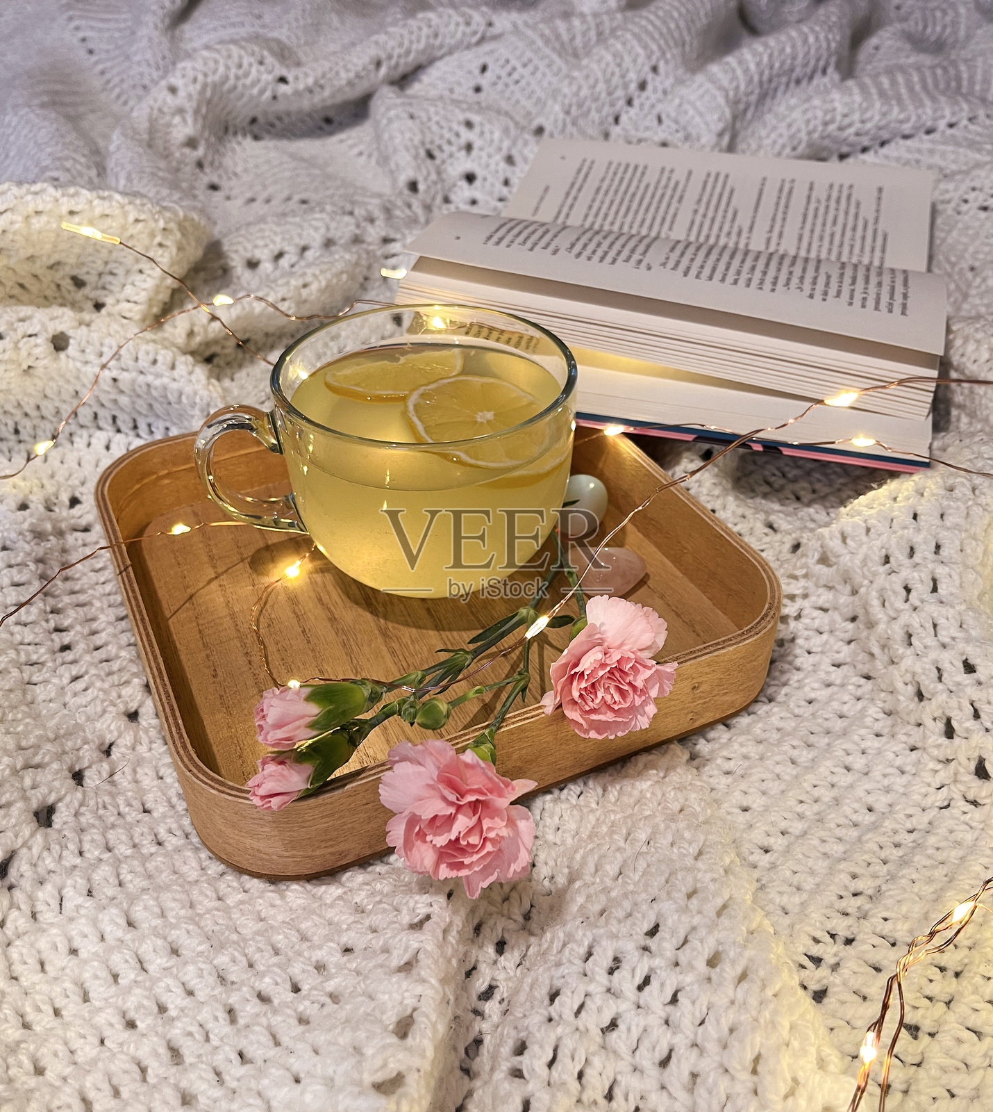 一杯卡布奇诺、一束郁金香、一册打开的书和一个礼物,早安美学。照片摄影图片