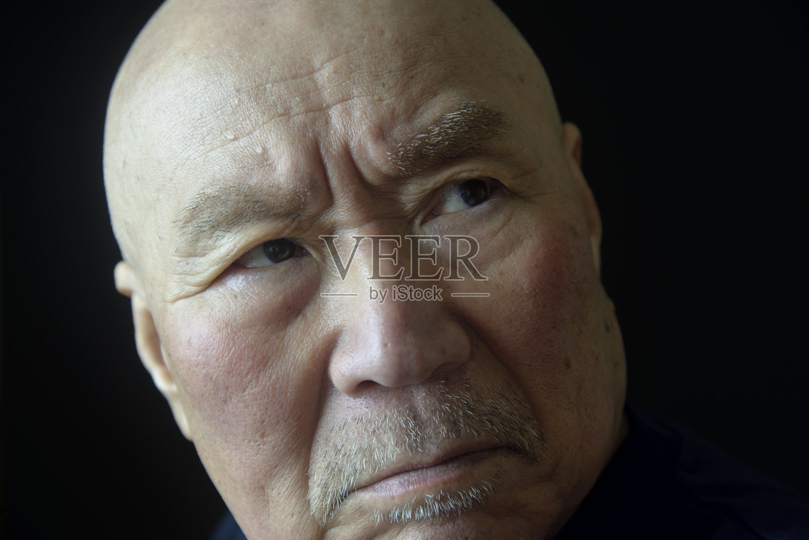 老年人忧虑的面部特写照片摄影图片