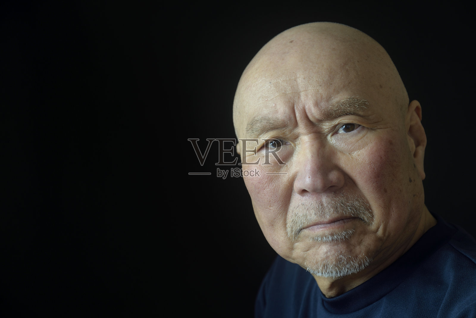 老年人忧虑的面部特写照片摄影图片