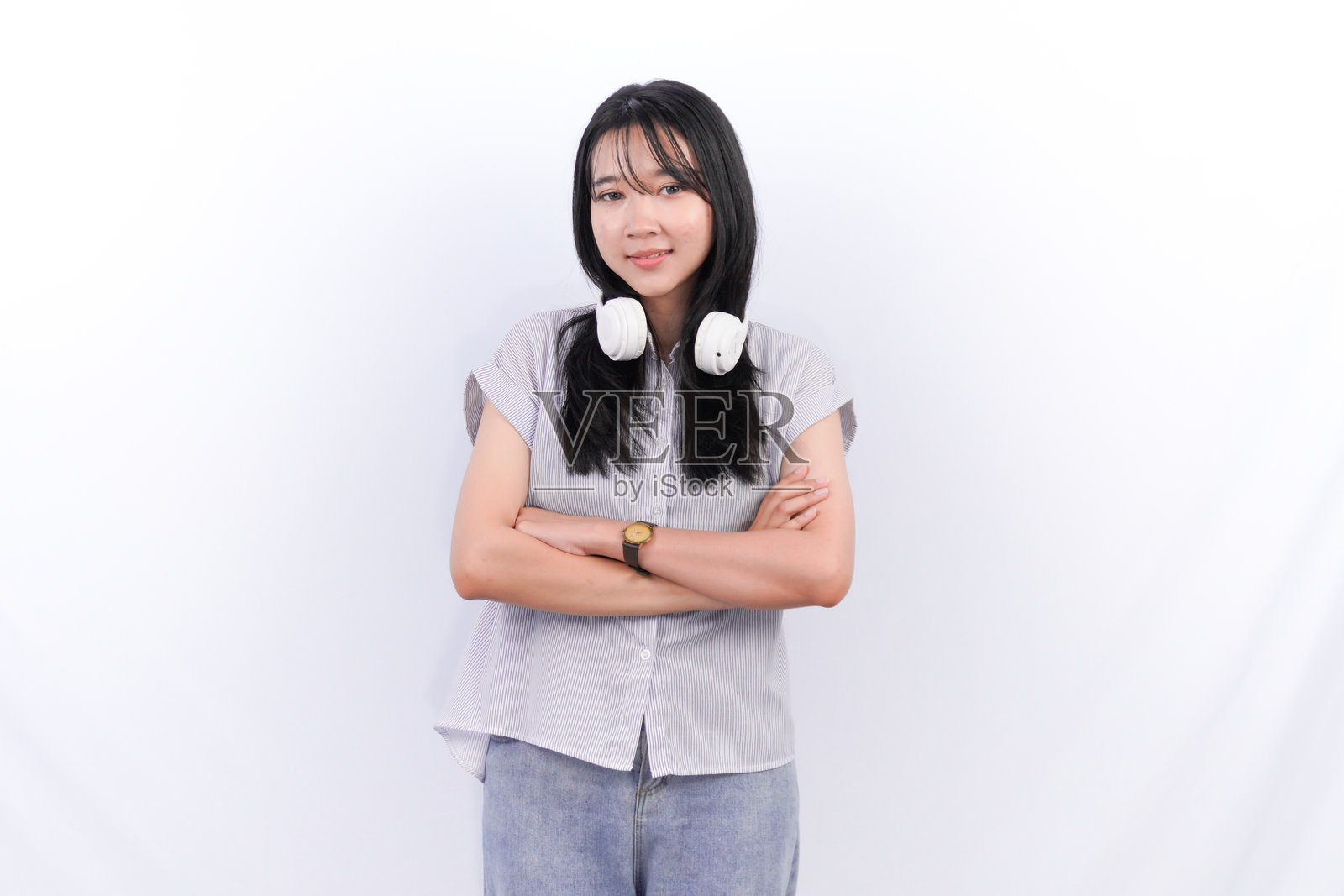 一位长发黑发的印尼亚洲女性正在自我拥抱。照片摄影图片