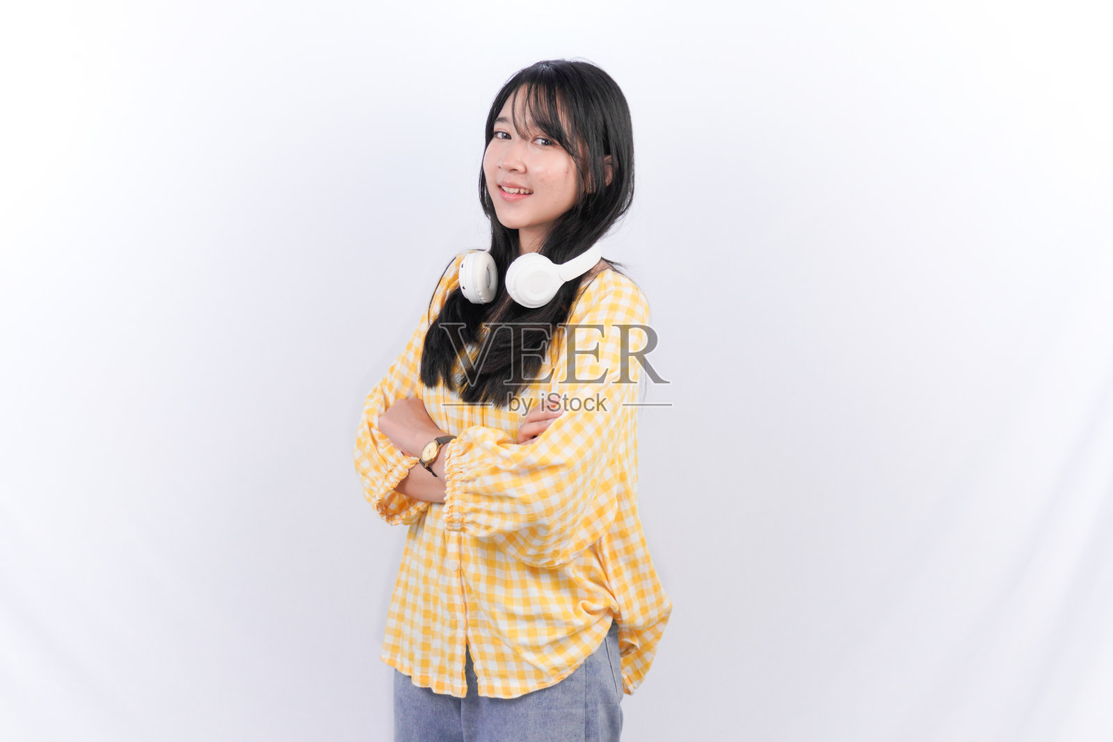 一位长发黑发的印尼亚洲女性正在自我拥抱。照片摄影图片