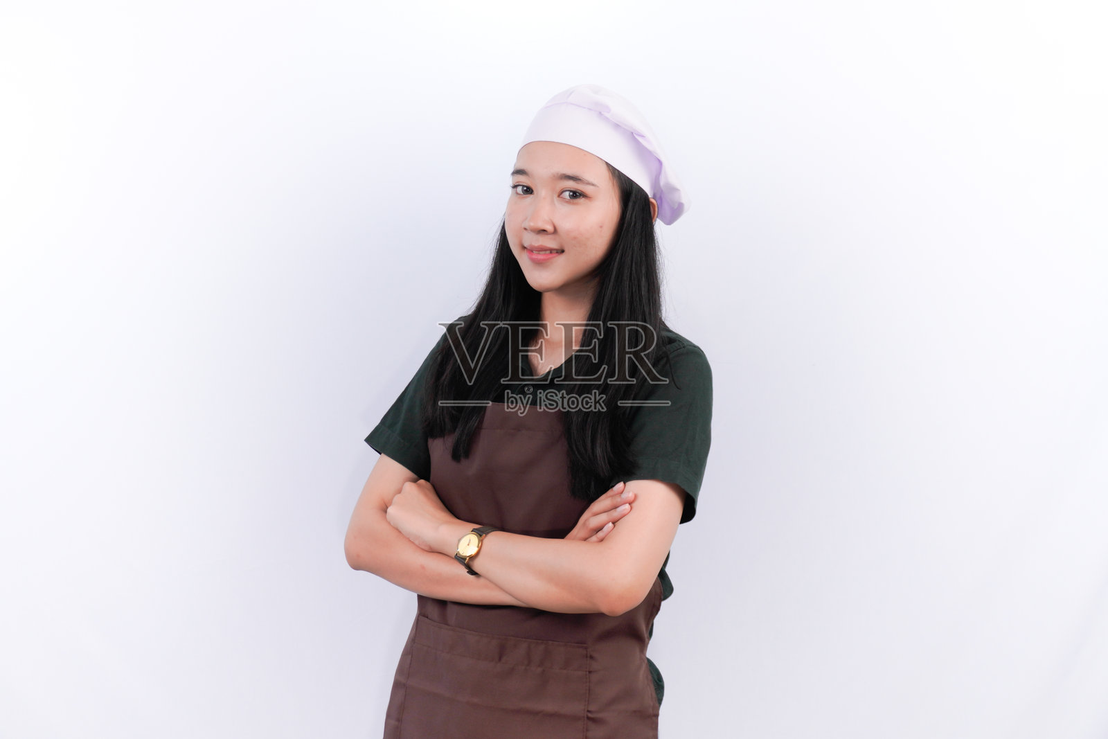 一位长发黑发的印尼亚洲女性正在自我拥抱。照片摄影图片