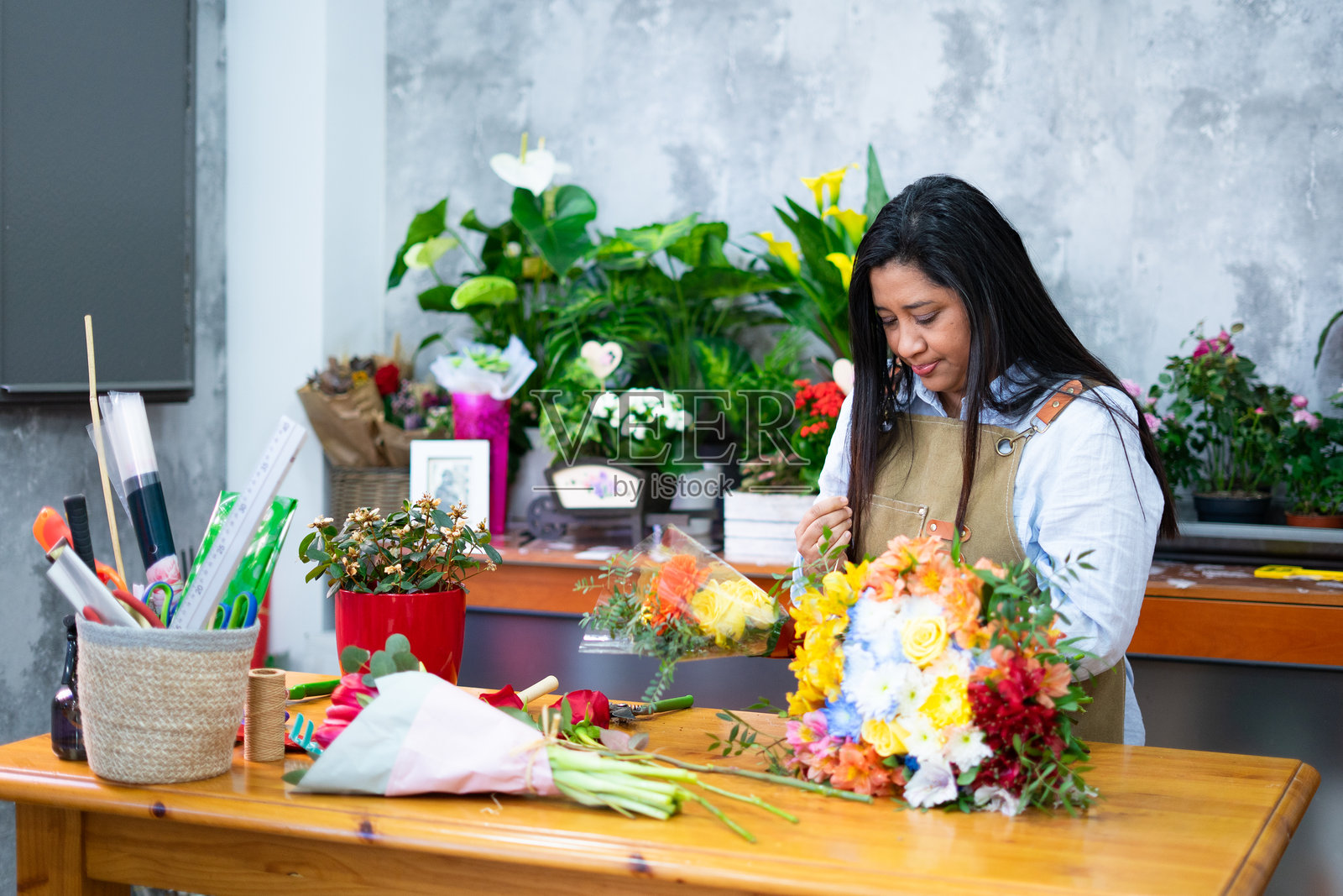 哥伦比亚花店的花艺师正在整理五彩缤纷的花束照片摄影图片