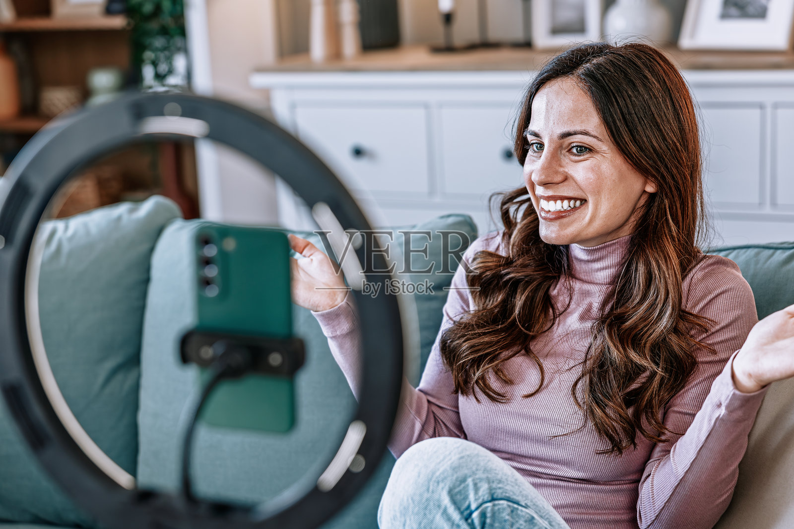 女性正在拍摄在线课程和电子学习的教育内容照片摄影图片