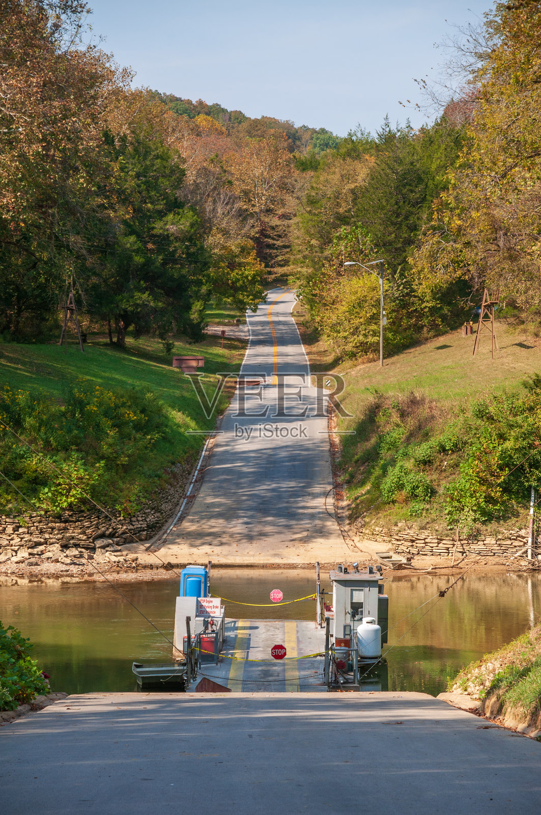 猛犸洞国家公园的绿河渡轮照片摄影图片