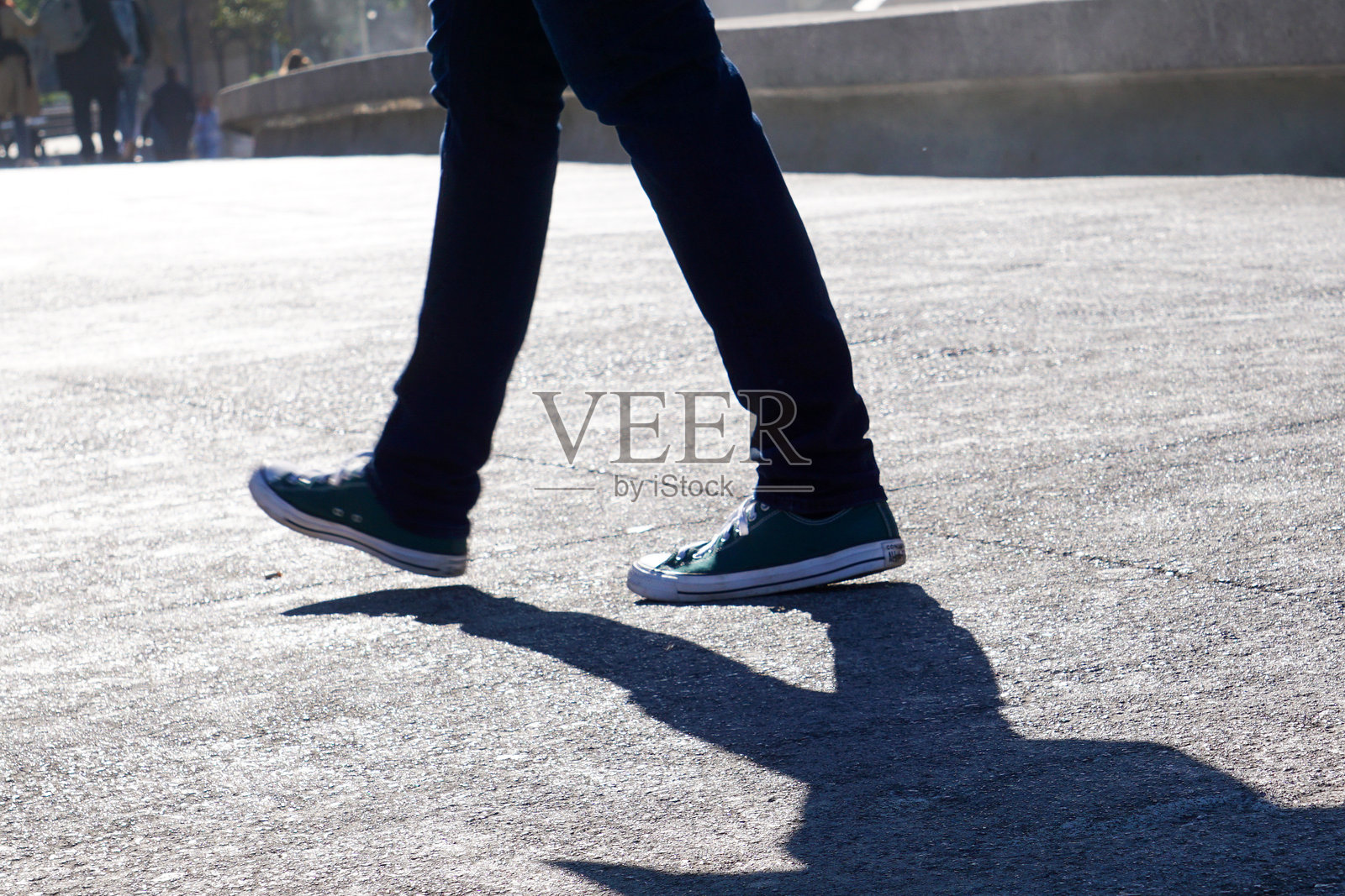 人们的腿在比尔巴鄂的街道上行走照片摄影图片