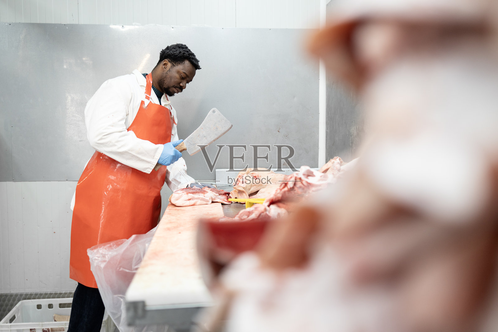 在肉类行业工作。照片摄影图片