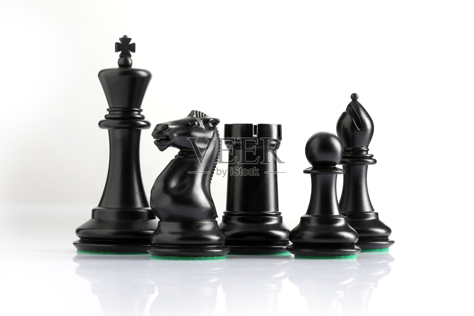 棋盘上的棋子与大理石背景。国际象棋游戏照片摄影图片