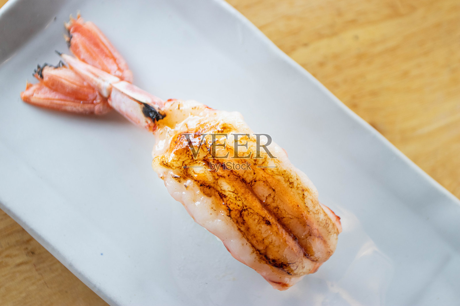 焦烤甜虾,配以辛辣酱和奶油沙拉的握寿司。选择性对焦。照片摄影图片