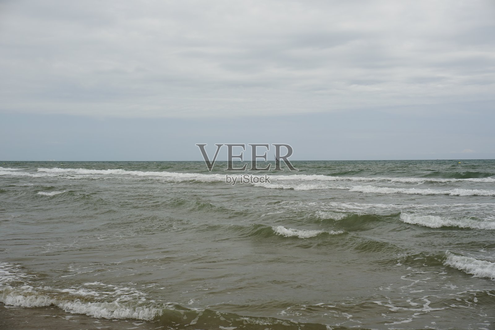 西班牙海岸。瓦伦西亚海滩的冲浪波浪。地平线。云彩。海洋。波浪。照片摄影图片